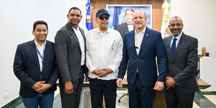 Ayuntamiento de Santiago declara a Fernando Villalona como Hijo Adoptivo de la ciudad