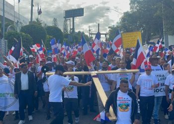 “No vamos a permitir que aquí pase lo de Cotuí”: sacerdote Nino Ramos advierte seguirán marchando contra minería en Santiago