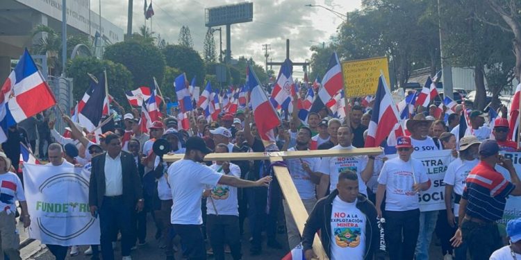 “No vamos a permitir que aquí pase lo de Cotuí”: sacerdote Nino Ramos advierte seguirán marchando contra minería en Santiago