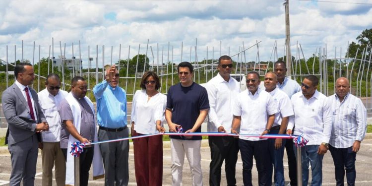 David Collado inaugura verja perimetral del Santuario Santo Cristo de los Milagros en Monte Plata