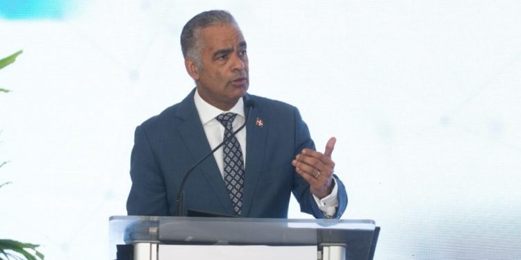 Mantenimientos programados en plantas eléctricas no comprometen el suministro, afirma ministro Joel Santos