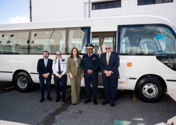 Banreservas dona minibús al Cuerpo de Bomberos del Distrito Nacional