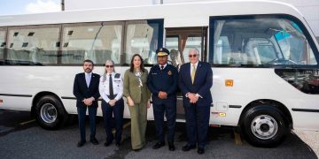 Banreservas dona minibús al Cuerpo de Bomberos del Distrito Nacional
