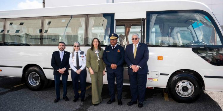 Banreservas dona minibús al Cuerpo de Bomberos del Distrito Nacional