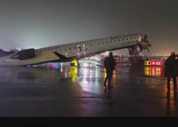 Avión de Air Canada y un camión de bomberos chocan en aeropuerto LaGuardia en Nueva York