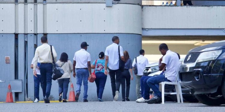 Los empleados públicos trabajan cuatro horas menos y cobran más