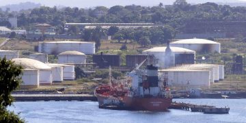 Tanquero con combustible ruso que iba a Cuba llegaría a Venezuela en las próximas horas