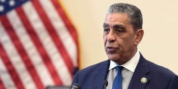 Adriano Espaillat cuestiona la legalidad del bombardeo de EE. UU. a Irán