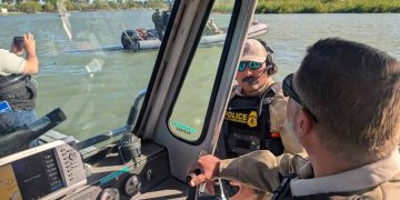 Frontera de Texas recibe migrantes de más de 60 países mientras traficantes usan drones para vigilar a agentes