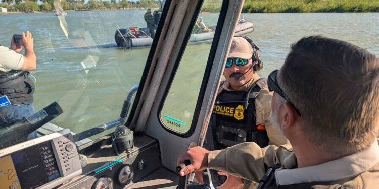 Frontera de Texas recibe migrantes de más de 60 países mientras traficantes usan drones para vigilar a agentes