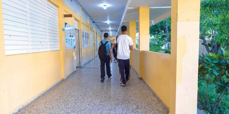 Tribunal Constitucional fija límites a disciplina escolar tras conflicto por una graduación