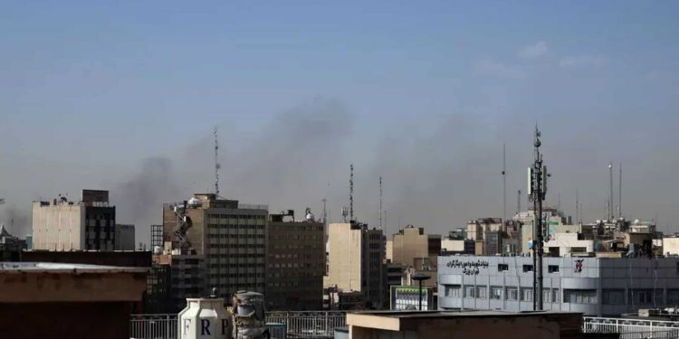 Israel ataca edificio donde se reunía la Asamblea de Expertos en Irán