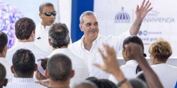 Abinader y la política de cercanía: de encuentros con barberos a clases en liceos