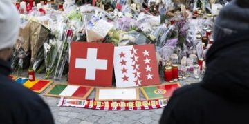 La hija, la nieta y el yerno de Jamenei murieron en ataque contra Irán, según medios iraníes