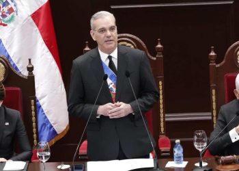 Abinader muestra sus obras para callar a la oposición