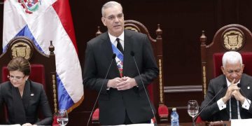 Abinader muestra sus obras para callar a la oposición