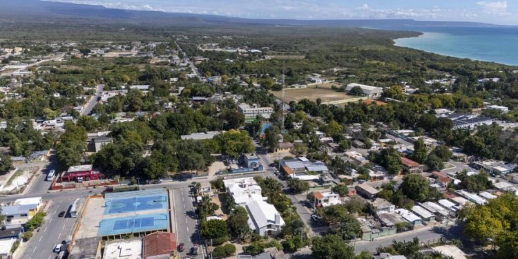 Turismo, tierras raras y puerto espacial: obras que ilusionan a Pedernales con su futuro económico