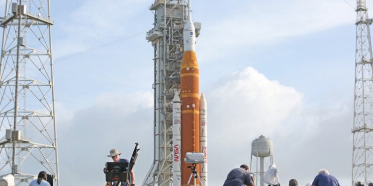 Artemis II inicia maniobras para dejar órbita terrestre y dirigirse a la Luna