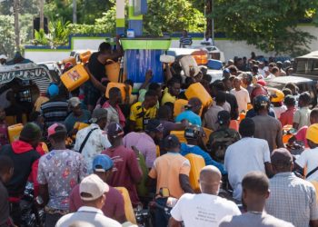 El alza de combustibles frena ofensiva contra pandillas en Haití