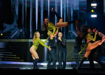 Chayanne vuelve a enamorar y a bailar con las dominicanas en el Estadio Quisqueya