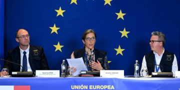 Peruanos esperan final de unos comicios ajustados