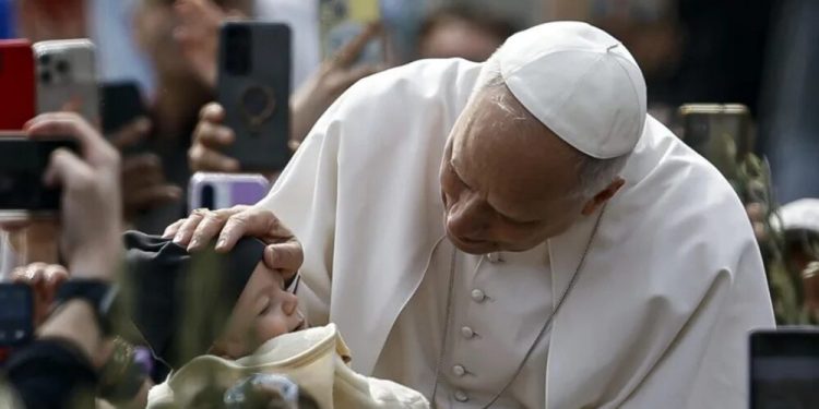 El papa lavará los pies a 12 sacerdotes en San Juan de Letrán en su primera Semana Santa