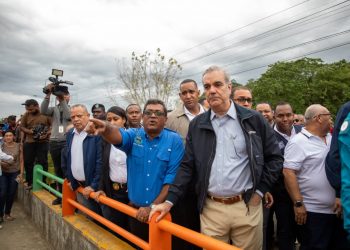 Presidente Abinader recorre sector Nuevo Amanecer de Los Alcarrizos y garantiza asistencia del Gobierno a familias afectadas