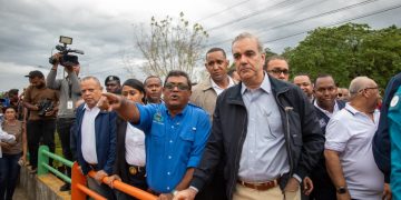 Presidente Abinader recorre sector Nuevo Amanecer de Los Alcarrizos y garantiza asistencia del Gobierno a familias afectadas