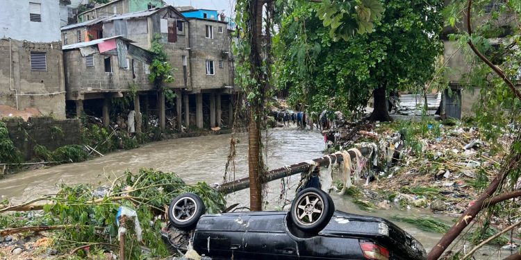 Meteorólogo Holguín estima 300 milímetros de aguas acumuladas en las seis horas de lluvias; cuestiona al COE