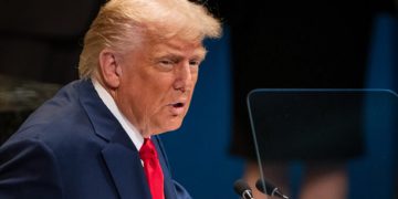 Donald Trump ordena a la Marina de EEUU destruir los barcos que intentan minar el estrecho de Ormuz