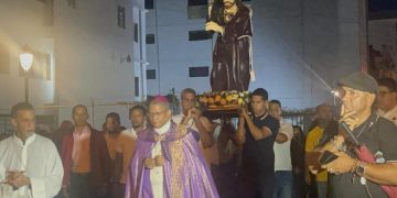 Santiago se vuelca en fe: cientos de católicos recorren las calles en la tradicional Procesión del Nazareno