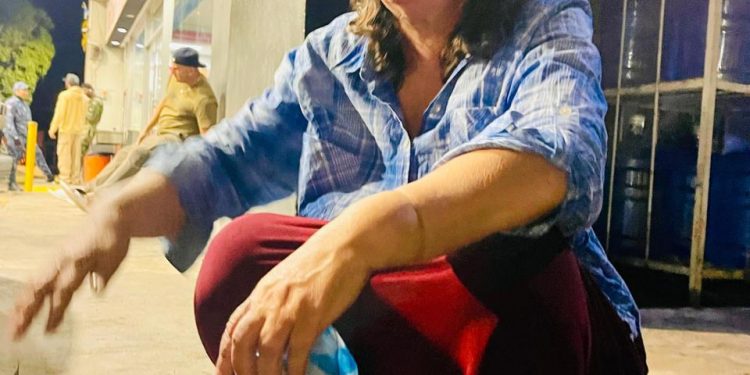 Mujer deambula desorientada en calles de Santiago; piden ayuda para identificar a sus familiares