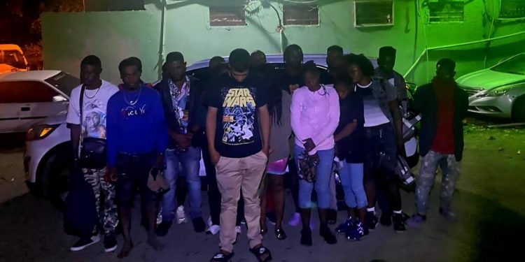 Ejército envía ante el Ministerio Público a otro conductor detenido con 21 haitianos indocumentados en Santiago Rodríguez