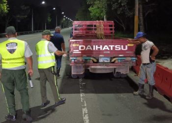 DIGESETT realiza jornada preventiva por uso inadecuado de luces en coordinación con la Policía