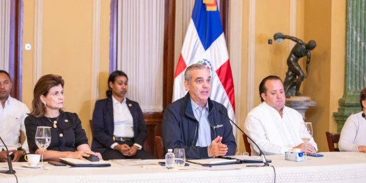 Presidente Abinader dice que la prioridad del Gobierno es salvar vidas, proteger las propiedades y preservar las infraestructuras; llama a la población a evitar zonas de riesgo