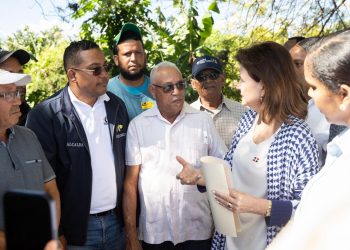 Raquel Peña visita comunidades de Bahoruco afectadas por lluvias y escucha necesidades de la población