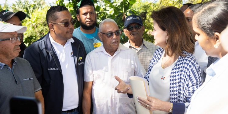 Raquel Peña visita comunidades de Bahoruco afectadas por lluvias y escucha necesidades de la población