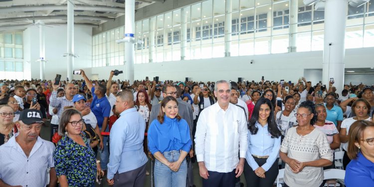 Familias beneficiarias de Supérate comparten en diálogo cercano con el Presidente Luis Abinader