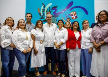 Abinader recorre Feria Regional del Libro Santiago 2026 y dispone su celebración anual en el Cibao