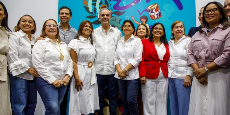 Abinader recorre Feria Regional del Libro Santiago 2026 y dispone su celebración anual en el Cibao
