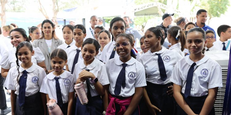 Más de 10 mil estudiantes viven experiencia del simulador de vuelo en la Feria Regional del Libro y la Cultura del Cibao 2026
