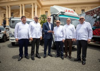 Presidente Abinader entrega 25 de 60 vehículos al INESPRE, a través del MAPRE, para fortalecer su capacidad operativa y ampliar distribución de alimentos a precios asequibles en todo el territorio nacional