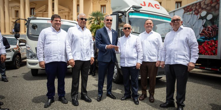 Presidente Abinader entrega 25 de 60 vehículos al INESPRE, a través del MAPRE, para fortalecer su capacidad operativa y ampliar distribución de alimentos a precios asequibles en todo el territorio nacional