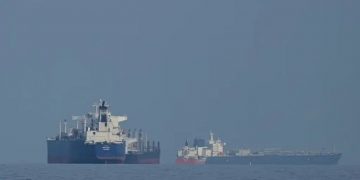 Irán declara "totalmente abierto" el estrecho de Ormuz mientras EE.UU. mantiene el bloqueo naval