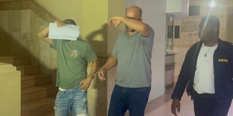 Dictan tres meses de prisión preventiva contra acusados de millonario robo en joyería de Santiago