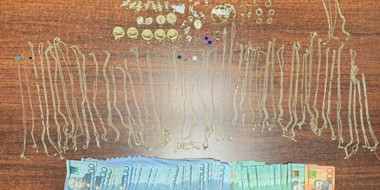 Autoridades recuperan más de RD$200 mil y prendas de oro robadas en joyería de Santiago; apresan a uno de los implicados