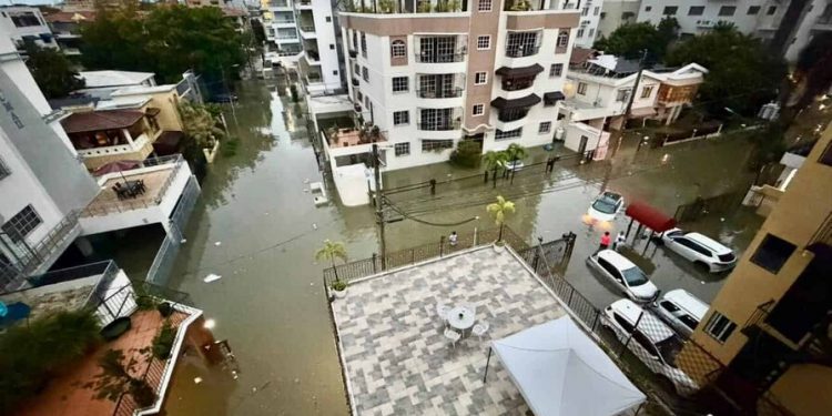 El Gran Santo Domingo amanece colapsado por intensas lluvias provocadas por vaguada