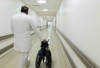 El Gobierno aumenta y concede pensiones a casi 800 servidores de salud en lo que va de año