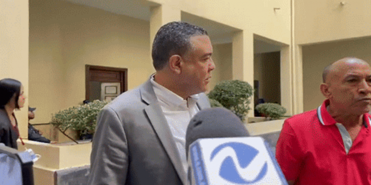 Comunicador Johossan Capell defiende hermanos Espaillat y golpea a víctima querellante del caso Jet Set