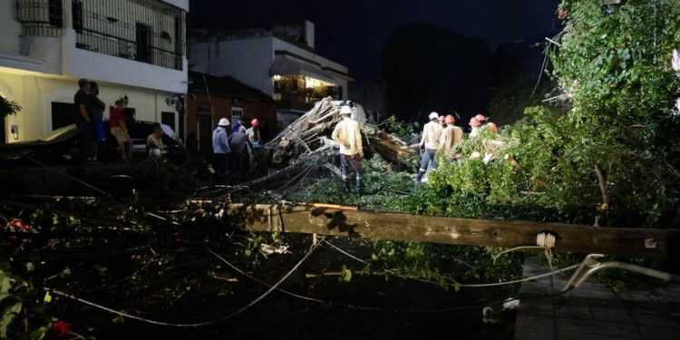 Vehículos destruidos, árboles y postes eléctricos caídos por lluvias en el Gran Santo Domingo